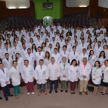 Estudiantes y profesores escuela de medicina en el auditorio fundadores
