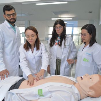 Estudiantes de medicina practicando con muñeco de simulación